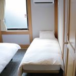 華之家 舒適三人房 303 單人床與收納