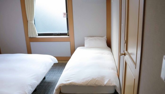 華之家 舒適三人房 303 單人床與收納